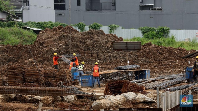 Pekerja mengerjakan proyek rumah DP 0 rupiah Nuansa Cilangkap, Jakarta, Jumat, (12/3/2021). (CNBC Indonesia/Muhammad Sabki)