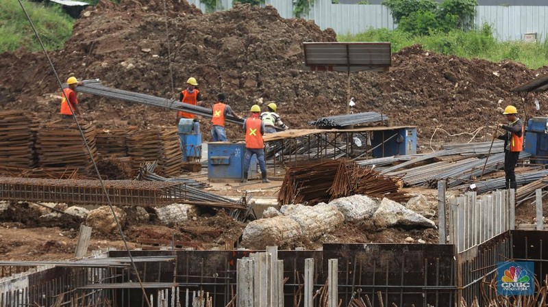 Pekerja mengerjakan proyek rumah DP 0 rupiah Nuansa Cilangkap, Jakarta, Jumat, (12/3/2021). (CNBC Indonesia/Muhammad Sabki)