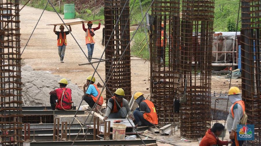 Pekerja mengerjakan proyek rumah DP 0 rupiah Nuansa Cilangkap, Jakarta, Jumat, (12/3/2021). (CNBC Indonesia/Muhammad Sabki)
