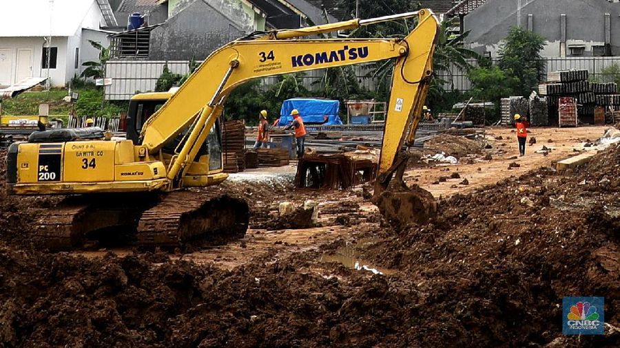 Pekerja mengerjakan proyek rumah DP 0 rupiah Nuansa Cilangkap, Jakarta, Jumat, (12/3/2021). (CNBC Indonesia/Muhammad Sabki)