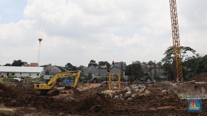 Pekerja mengerjakan proyek rumah DP 0 rupiah Nuansa Cilangkap, Jakarta, Jumat, (12/3/2021). (CNBC Indonesia/Muhammad Sabki)