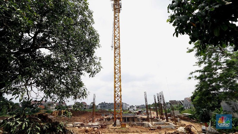 Pekerja mengerjakan proyek rumah DP 0 rupiah Nuansa Cilangkap, Jakarta, Jumat, (12/3/2021). (CNBC Indonesia/Muhammad Sabki)