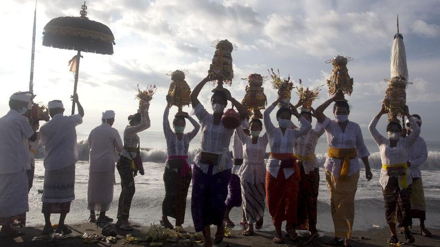 Umat Hindu Bali gelar ritual upacara Melasti. (AP/Firdia Lisnawati)