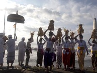 Momen Khusyuk Umat Hindu Bali Gelar Ritual Upacara Melasti
