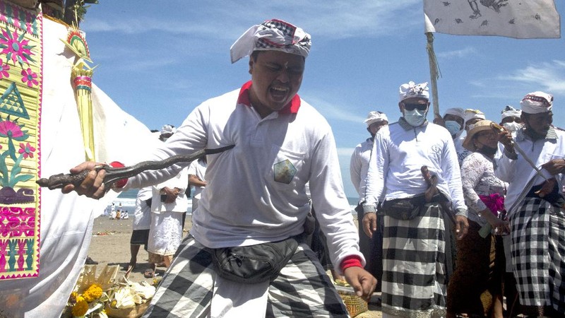 Umat Hindu Bali gelar ritual upacara Melasti. (AP/Firdia Lisnawati)