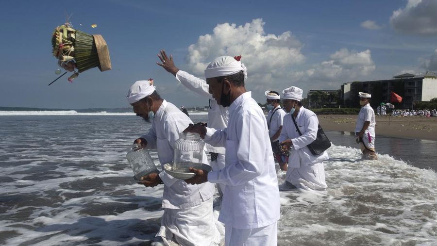 Umat Hindu Bali gelar ritual upacara Melasti. (AP/Firdia Lisnawati)