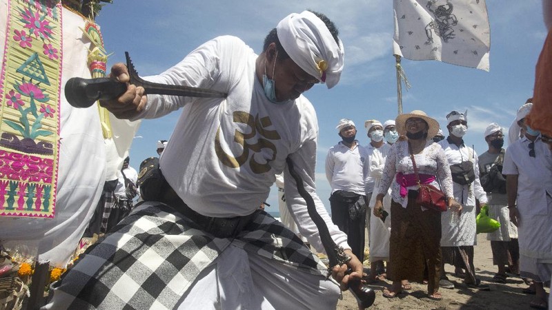 Umat Hindu Bali gelar ritual upacara Melasti. (AP/Firdia Lisnawati)