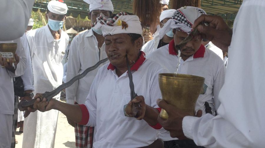 Umat Hindu Bali gelar ritual upacara Melasti. (AP/Firdia Lisnawati)