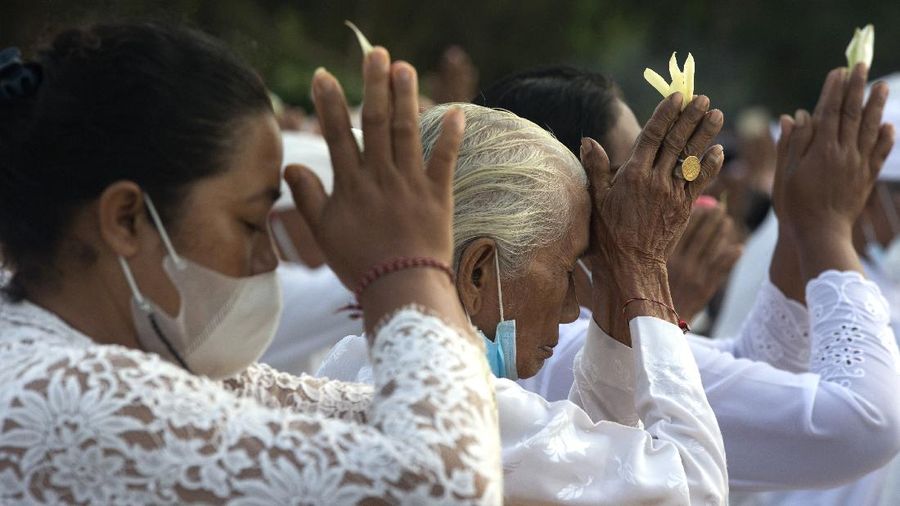Umat Hindu Bali gelar ritual upacara Melasti. (AP/Firdia Lisnawati)