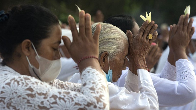 Umat Hindu Bali gelar ritual upacara Melasti. (AP/Firdia Lisnawati)