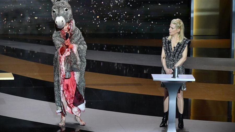 Seorang aktris Prancis membuat heboh dalam acara penghargaan film setempat Caesar Awards 2021. AP/