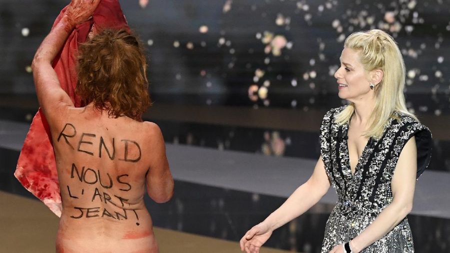 Seorang aktris Prancis membuat heboh dalam acara penghargaan film setempat Caesar Awards 2021. AP/