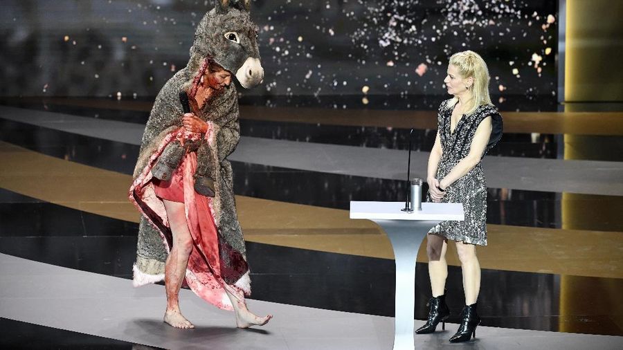 Seorang aktris Prancis membuat heboh dalam acara penghargaan film setempat Caesar Awards 2021. AP/