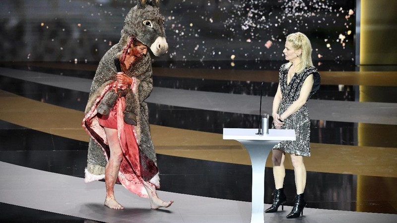 Seorang aktris Prancis membuat heboh dalam acara penghargaan film setempat Caesar Awards 2021. AP/