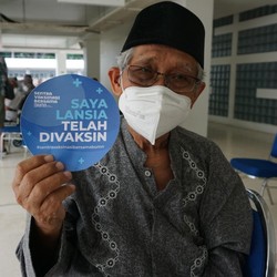 Simak! Luhut Minta Lansia 'Tetap' di Rumah Sebulan ke Depan