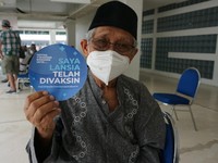 Simak! Luhut Minta Lansia 'Tetap' di Rumah Sebulan ke Depan