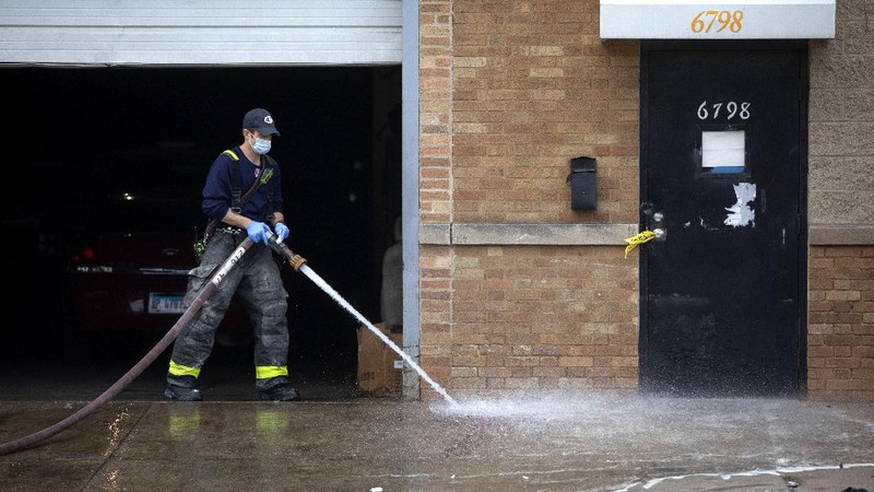 Chicago police work  the scene of a fatal shooting early Sunday, March 14, 2021, in the Park Manor neighborhood of Chicago. Authorities say gunfire erupted at a party on Chicago’s South Side early Sunday morning.  (Erin Hooley /Chicago Tribune via AP)