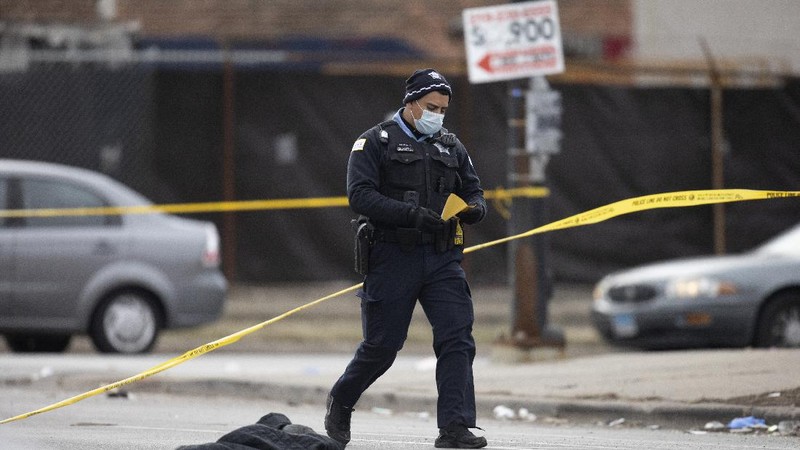 Chicago police work  the scene of a fatal shooting early Sunday, March 14, 2021, in the Park Manor neighborhood of Chicago. Authorities say gunfire erupted at a party on Chicago’s South Side early Sunday morning.  (Erin Hooley /Chicago Tribune via AP)