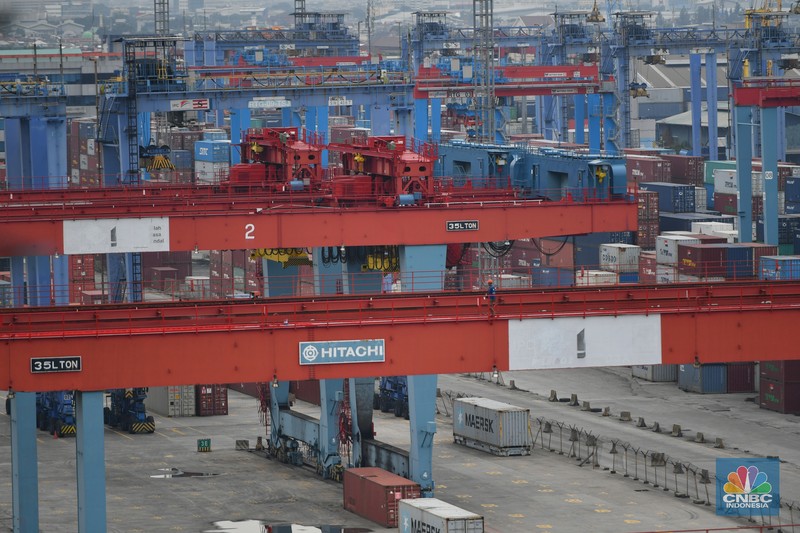 aktivitas bongkar muat di Jakarta International Container Terminal (JICT)