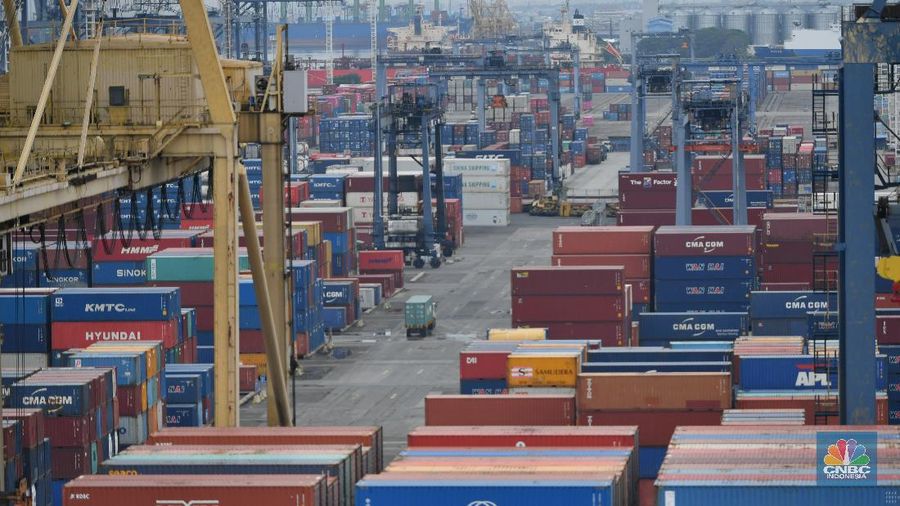 Aktifitas kapal ekspor impor di Pelabuhan Tanjung Priok, Jakarta, Senin (15/3/2021). Bandan Pusat Statistik (BPS) merilis laporan ekspor dan impor tecatat US$ 15,27miliar atau mengalami kenaikan 8,56% dibandingkan pada Februari 2020 (year-on-year/YoY) yang mencapai US$ 14,06 miliar. (վ/Tri Susilo)