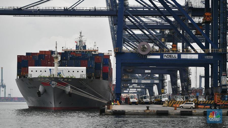Aktifitas kapal ekspor impor di Pelabuhan Tanjung Priok, Jakarta, Senin (15/3/2021). Bandan Pusat Statistik (BPS) merilis laporan ekspor dan impor tecatat US$ 15,27miliar atau mengalami kenaikan 8,56% dibandingkan pada Februari 2020 (year-on-year/YoY) yang mencapai US$ 14,06 miliar. (CNBC Indonesia/Tri Susilo)