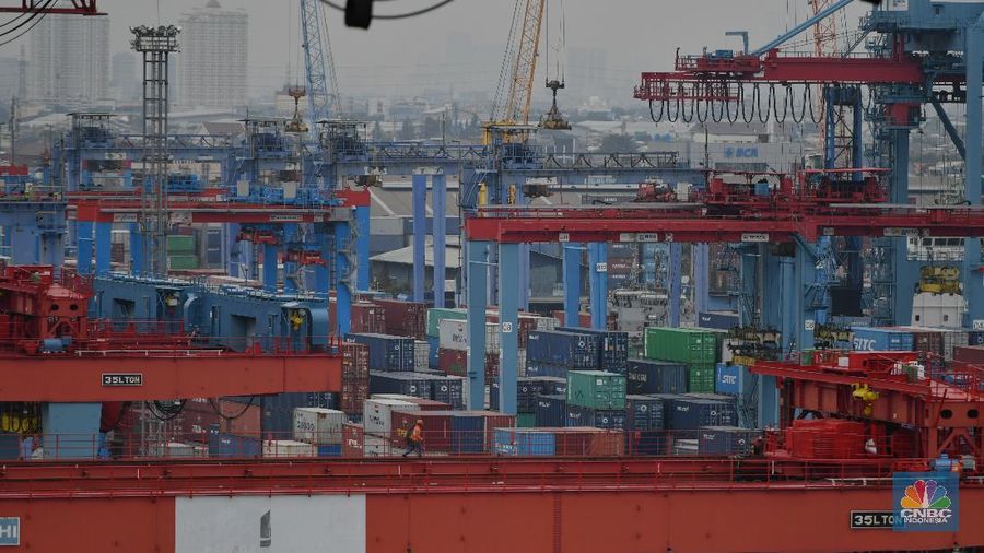 Ilustrasi Ekspor- Impor Aktifitas kapal ekspor impor di Pelabuhan Tanjung Priok, Jakarta, Senin (15/3/2021). Bandan Pusat Statistik (BPS) merilis laporan ekspor dan impor tecatat US$ 15,27miliar atau mengalami kenaikan 8,56% dibandingkan pada Februari 2020 (year-on-year/YoY) yang mencapai US$ 14,06 miliar. (CNBC Indonesia/Tri Susilo)