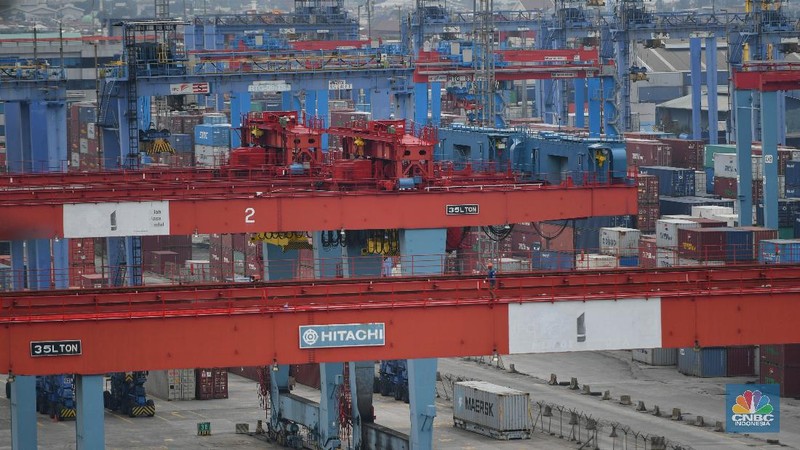 Aktifitas kapal ekspor impor di Pelabuhan Tanjung Priok, Jakarta, Senin (15/3/2021). Bandan Pusat Statistik (BPS) merilis laporan ekspor dan impor tecatat US$ 15,27miliar atau mengalami kenaikan 8,56% dibandingkan pada Februari 2020 (year-on-year/YoY) yang mencapai US$ 14,06 miliar. (CNBC Indonesia/Tri Susilo)