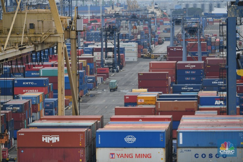 aktivitas bongkar muat di Jakarta International Container Terminal (JICT)
