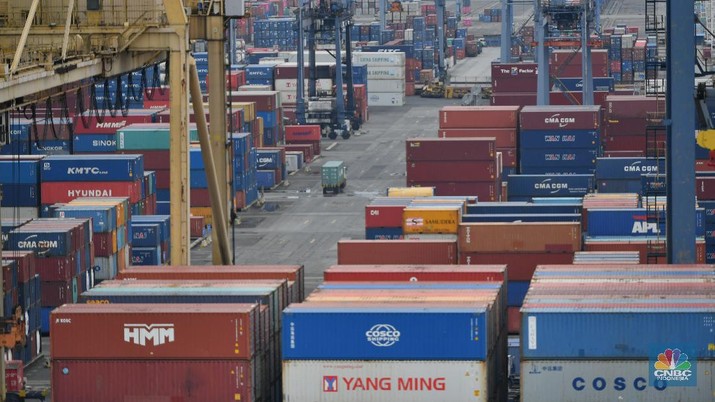Aktifitas kapal ekspor impor di Pelabuhan Tanjung Priok, Jakarta, Senin (15/3/2021). Bandan Pusat Statistik (BPS) merilis laporan ekspor dan impor tecatat US$ 15,27miliar atau mengalami kenaikan 8,56% dibandingkan pada Februari 2020 (year-on-year/YoY) yang mencapai US$ 14,06 miliar. (CNBC Indonesia/Tri Susilo)