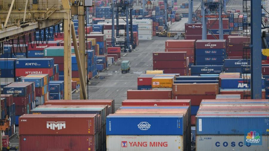 Aktifitas kapal ekspor impor di Pelabuhan Tanjung Priok, Jakarta, Senin (15/3/2021). Bandan Pusat Statistik (BPS) merilis laporan ekspor dan impor tecatat US$ 15,27miliar atau mengalami kenaikan 8,56% dibandingkan pada Februari 2020 (year-on-year/YoY) yang mencapai US$ 14,06 miliar. (²©²ÊÍøÕ¾/Tri Susilo)