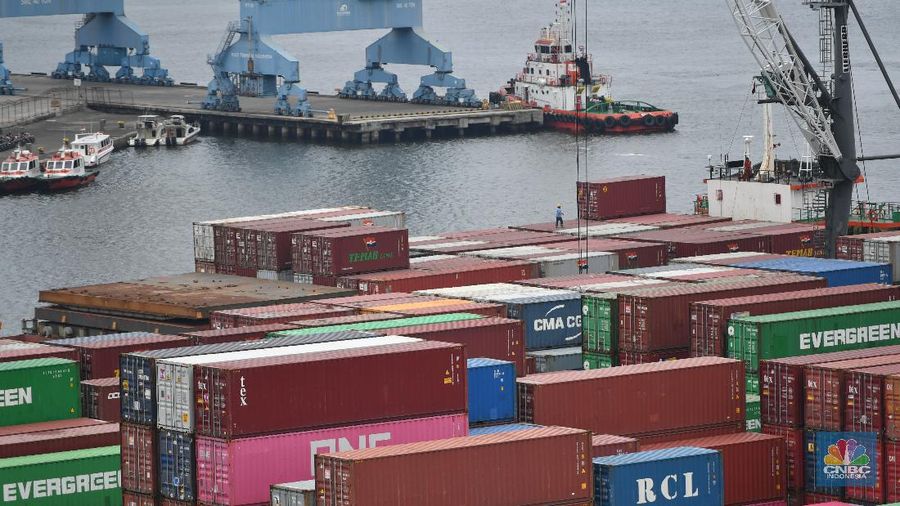Aktifitas kapal ekspor impor di Pelabuhan Tanjung Priok, Jakarta, Senin (15/3/2021). Bandan Pusat Statistik (BPS) merilis laporan ekspor dan impor tecatat US$ 15,27miliar atau mengalami kenaikan 8,56% dibandingkan pada Februari 2020 (year-on-year/YoY) yang mencapai US$ 14,06 miliar. (²©²ÊÍøÕ¾/Tri Susilo)
