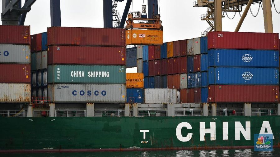 Aktifitas kapal ekspor impor di Pelabuhan Tanjung Priok, Jakarta, Senin (15/3/2021). Bandan Pusat Statistik (BPS) merilis laporan ekspor dan impor tecatat US$ 15,27miliar atau mengalami kenaikan 8,56% dibandingkan pada Februari 2020 (year-on-year/YoY) yang mencapai US$ 14,06 miliar. (²©²ÊÍøÕ¾/Tri Susilo)
