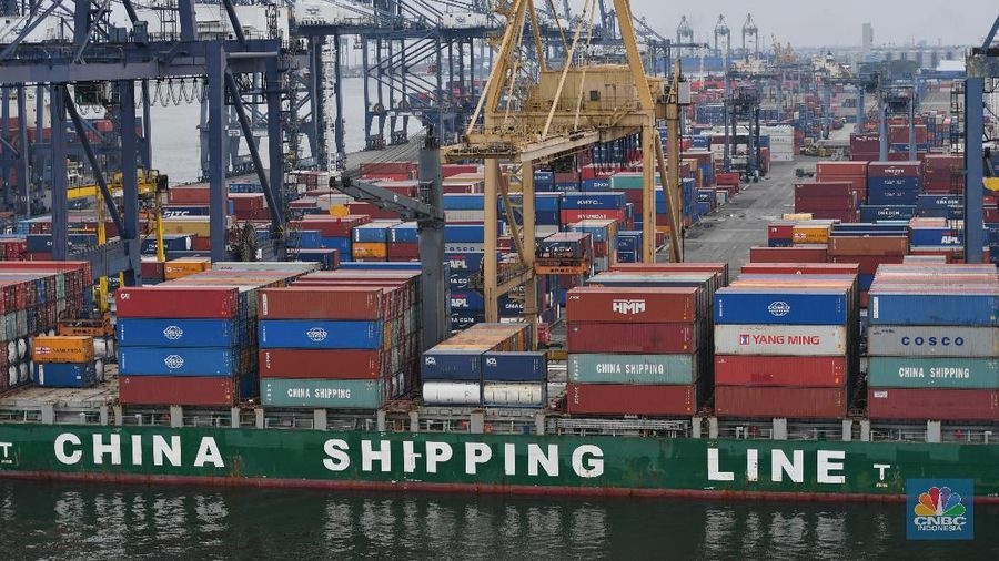 Aktifitas kapal ekspor impor di Pelabuhan Tanjung Priok, Jakarta, Senin (15/3/2021). Bandan Pusat Statistik (BPS) merilis laporan ekspor dan impor tecatat US$ 15,27miliar atau mengalami kenaikan 8,56% dibandingkan pada Februari 2020 (year-on-year/YoY) yang mencapai US$ 14,06 miliar. (վ/Tri Susilo)