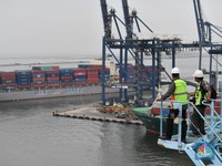 Aktifitas kapal ekspor impor di Pelabuhan Tanjung Priok, Jakarta, Senin (15/3/2021). Bandan Pusat Statistik (BPS) merilis laporan ekspor dan impor tecatat US$ 15,27miliar atau mengalami kenaikan 8,56% dibandingkan pada Februari 2020 (year-on-year/YoY