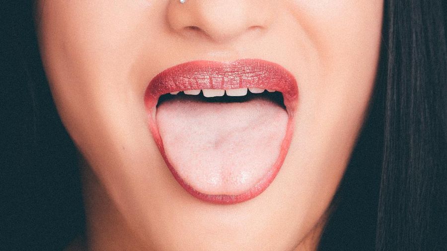 Ilustrasi Menjulurkan lidah  (Photo by Oleg Magni via Pexels)
