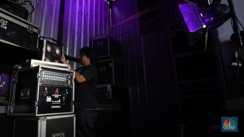 Pekerja melakukan perawatan alat-alat musik panggung di gudang penyimpanan alat sound system, lampu dan Stage riging Track Production di Sawangan, Depok, Jawa Barat, Senin, 15/3. Pandemi Virus Corona (Covid - 19) menyebabkan berbagai perhelatan dan hajatan terpaksa ditunda. Dampak paling kentara dirasakan pengusaha persewaan sound system, lampu panggung dan stage rigingnya karena tak ada perhelatan membuat perangkat sound system hanya tersimpan di gudang. Sudah setahun peralatan sound systems dan alat lain besarnya tidak keluar dari gudang.  Sahdu yang merupakan salah satu pengelola gudang track production mengatakan 