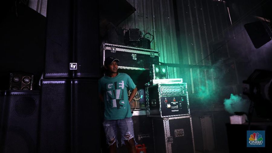 Pekerja melakukan perawatan alat-alat musik panggung di gudang penyimpanan alat sound system, lampu dan Stage riging Track Production di Sawangan, Depok, Jawa Barat, Senin, 15/3. Pandemi Virus Corona (Covid - 19) menyebabkan berbagai perhelatan dan hajatan terpaksa ditunda. Dampak paling kentara dirasakan pengusaha persewaan sound system, lampu panggung dan stage rigingnya karena tak ada perhelatan membuat perangkat sound system hanya tersimpan di gudang. Sudah setahun peralatan sound systems dan alat lain besarnya tidak keluar dari gudang.  Sahdu yang merupakan salah satu pengelola gudang track production mengatakan 