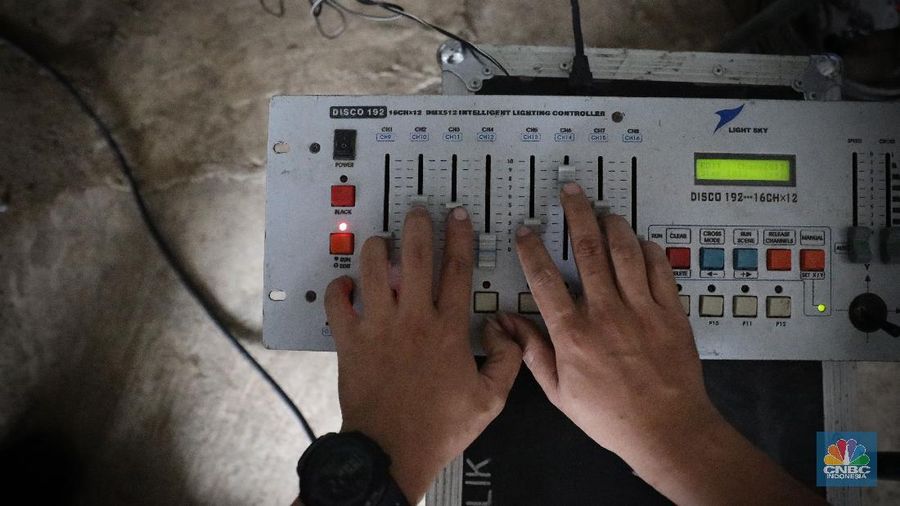 Pekerja melakukan perawatan alat-alat musik panggung di gudang penyimpanan alat sound system, lampu dan Stage riging Track Production di Sawangan, Depok, Jawa Barat, Senin, 15/3. Pandemi Virus Corona (Covid - 19) menyebabkan berbagai perhelatan dan hajatan terpaksa ditunda. Dampak paling kentara dirasakan pengusaha persewaan sound system, lampu panggung dan stage rigingnya karena tak ada perhelatan membuat perangkat sound system hanya tersimpan di gudang. Sudah setahun peralatan sound systems dan alat lain besarnya tidak keluar dari gudang.  Sahdu yang merupakan salah satu pengelola gudang track production mengatakan 