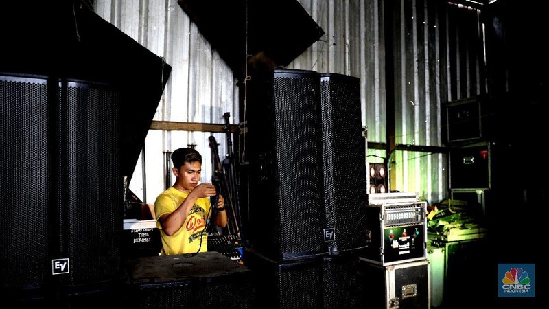 Pekerja melakukan perawatan alat-alat musik panggung di gudang penyimpanan alat sound system, lampu dan Stage riging Track Production di Sawangan, Depok, Jawa Barat, Senin, 15/3. Pandemi Virus Corona (Covid - 19) menyebabkan berbagai perhelatan dan hajatan terpaksa ditunda. Dampak paling kentara dirasakan pengusaha persewaan sound system, lampu panggung dan stage rigingnya karena tak ada perhelatan membuat perangkat sound system hanya tersimpan di gudang. Sudah setahun peralatan sound systems dan alat lain besarnya tidak keluar dari gudang.  Sahdu yang merupakan salah satu pengelola gudang track production mengatakan 