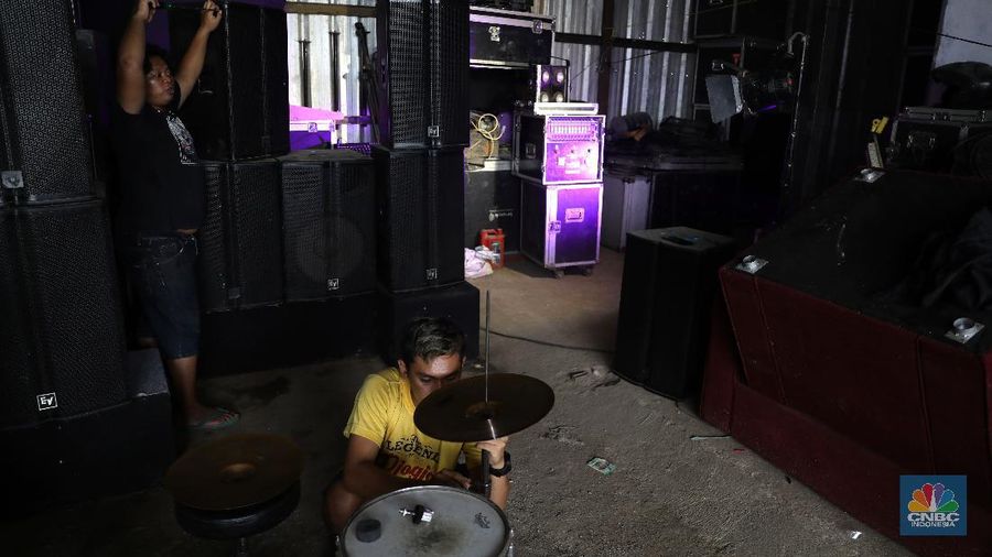 Pekerja melakukan perawatan alat-alat musik panggung di gudang penyimpanan alat sound system, lampu dan Stage riging Track Production di Sawangan, Depok, Jawa Barat, Senin, 15/3. Pandemi Virus Corona (Covid - 19) menyebabkan berbagai perhelatan dan hajatan terpaksa ditunda. Dampak paling kentara dirasakan pengusaha persewaan sound system, lampu panggung dan stage rigingnya karena tak ada perhelatan membuat perangkat sound system hanya tersimpan di gudang. Sudah setahun peralatan sound systems dan alat lain besarnya tidak keluar dari gudang.  Sahdu yang merupakan salah satu pengelola gudang track production mengatakan 
