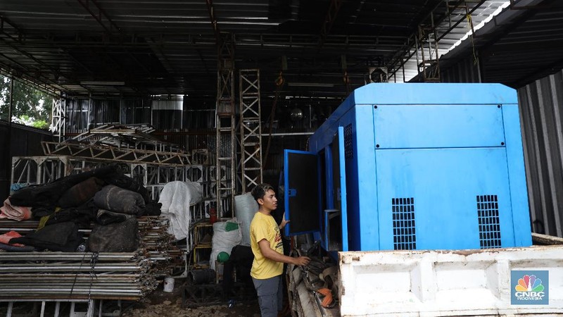 Pekerja melakukan perawatan alat-alat musik panggung di gudang penyimpanan alat sound system, lampu dan Stage riging Track Production di Sawangan, Depok, Jawa Barat, Senin, 15/3. Pandemi Virus Corona (Covid - 19) menyebabkan berbagai perhelatan dan hajatan terpaksa ditunda. Dampak paling kentara dirasakan pengusaha persewaan sound system, lampu panggung dan stage rigingnya karena tak ada perhelatan membuat perangkat sound system hanya tersimpan di gudang. Sudah setahun peralatan sound systems dan alat lain besarnya tidak keluar dari gudang.  Sahdu yang merupakan salah satu pengelola gudang track production mengatakan 