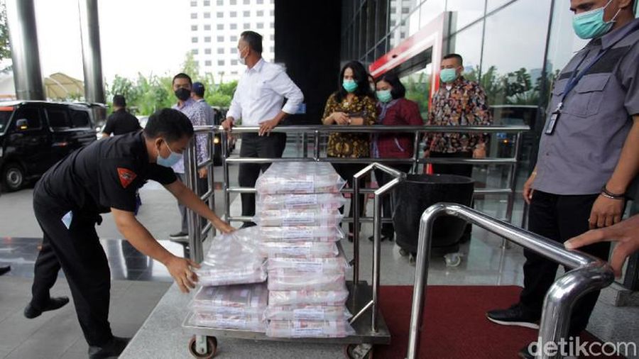 Penyidik KPK menyita uang senilai Rp 52,3 miliar yang diduga berkaitan dengan kasus dugaan suap dalam pemberian izin ekspor benih lobster atau benur.  (detikcom/Ari Saputra )