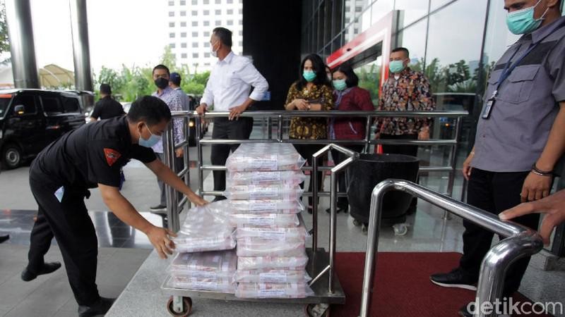 Penyidik KPK menyita uang senilai Rp 52,3 miliar yang diduga berkaitan dengan kasus dugaan suap dalam pemberian izin ekspor benih lobster atau benur.  (detikcom/Ari Saputra )