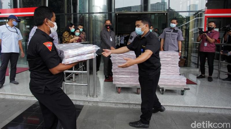 Penyidik KPK menyita uang senilai Rp 52,3 miliar yang diduga berkaitan dengan kasus dugaan suap dalam pemberian izin ekspor benih lobster atau benur.  (detikcom/Ari Saputra )