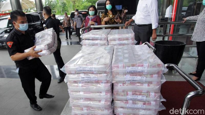 Penyidik KPK menyita uang senilai Rp 52,3 miliar yang diduga berkaitan dengan kasus dugaan suap dalam pemberian izin ekspor benih lobster atau benur.  (detikcom/Ari Saputra )