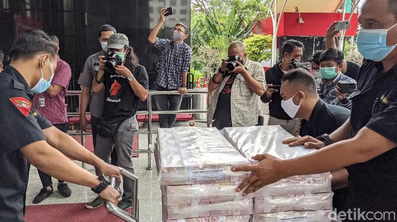 Penyidik KPK menyita uang senilai Rp 52,3 miliar yang diduga berkaitan dengan kasus dugaan suap dalam pemberian izin ekspor benih lobster atau benur.  (detikcom/Ari Saputra )