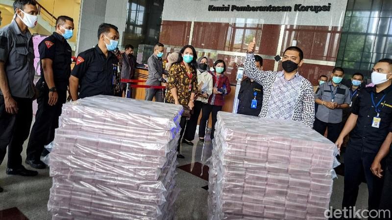 Penyidik KPK menyita uang senilai Rp 52,3 miliar yang diduga berkaitan dengan kasus dugaan suap dalam pemberian izin ekspor benih lobster atau benur.  (detikcom/Ari Saputra )