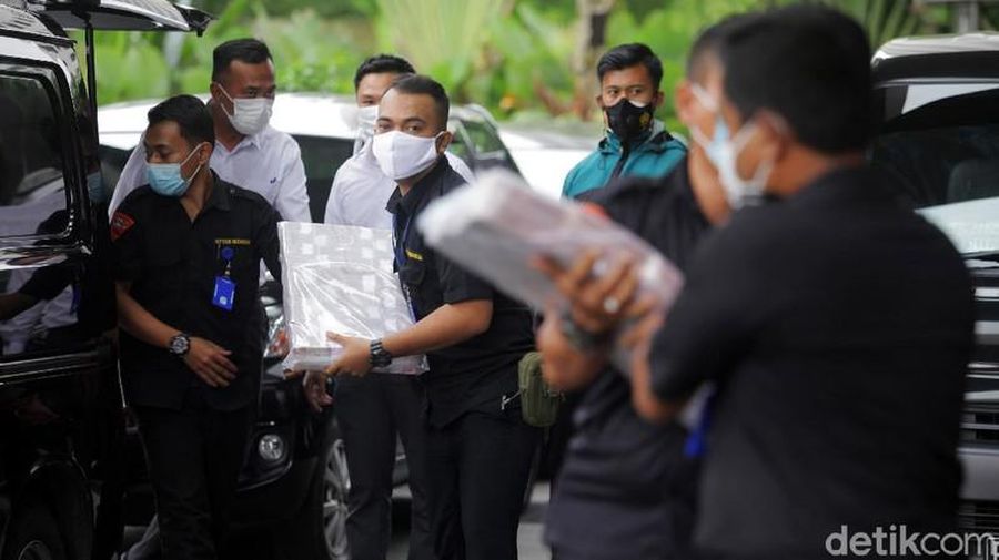Penyidik KPK menyita uang senilai Rp 52,3 miliar yang diduga berkaitan dengan kasus dugaan suap dalam pemberian izin ekspor benih lobster atau benur.  (detikcom/Ari Saputra )
