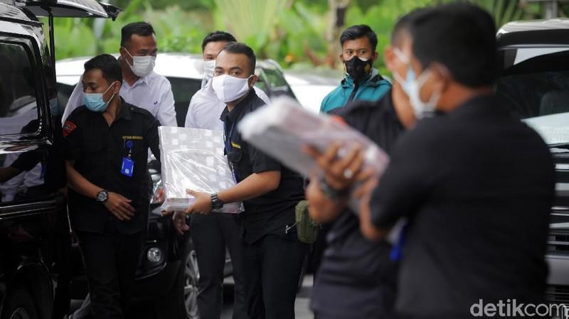 Penyidik KPK menyita uang senilai Rp 52,3 miliar yang diduga berkaitan dengan kasus dugaan suap dalam pemberian izin ekspor benih lobster atau benur.  (detikcom/Ari Saputra )