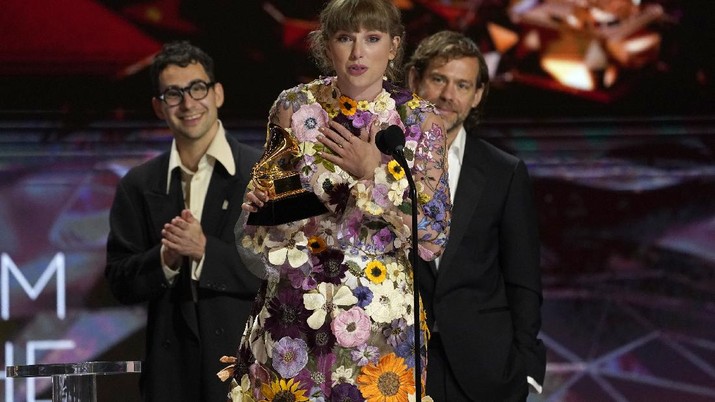 Taylor Swift accepts the award for album of the year for 